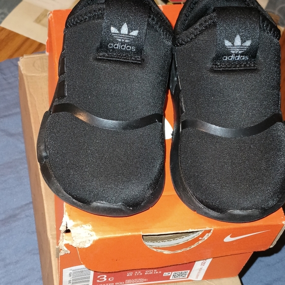Boys Adidas shoes - Picture 3 of 5